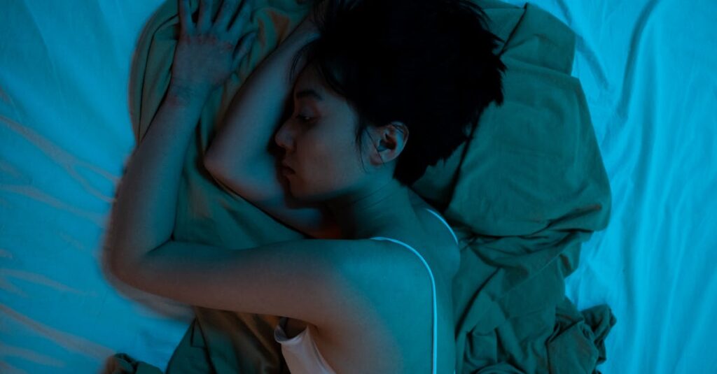 睡眠不足とストレスによって肌に悪影響が出ている女性のイメージ画像