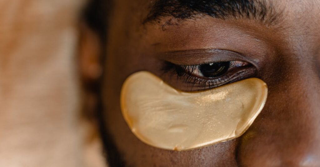 顔のたるみに効果的なエイジングケア美容液を使う女性