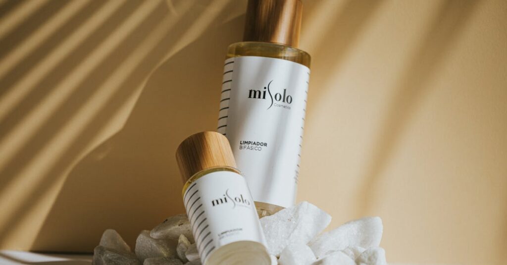 保湿成分のCICAやセラミド、ナイアシンアミドなどが描かれた美容液成分のイメージ図。