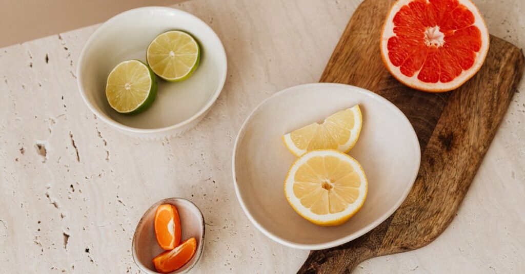 ビタミンCとEを多く含む食品と食事のイメージ（果物、野菜、ナッツなど）