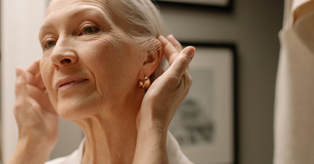 40代女性が顔のたるみをケアする様子とその改善方法