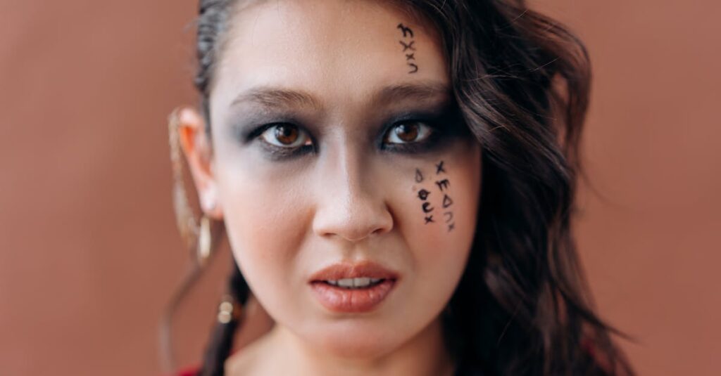 顔のたるみに効く表情筋エクササイズをする女性の様子