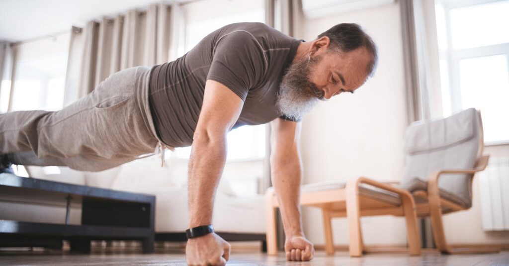 老け見えの原因となるNG習慣（猫背・無表情・栄養不足など）を避ける女性