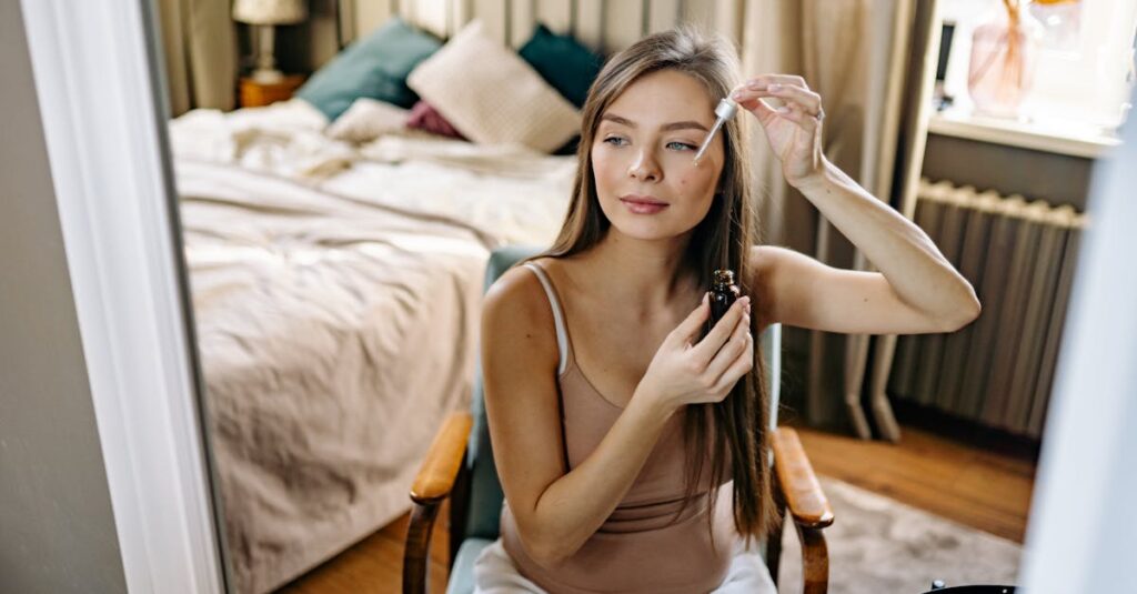 美容液を使う女性が手のひらで頬を包み込むようにケアしている様子。使用感のやさしさが伝わる。