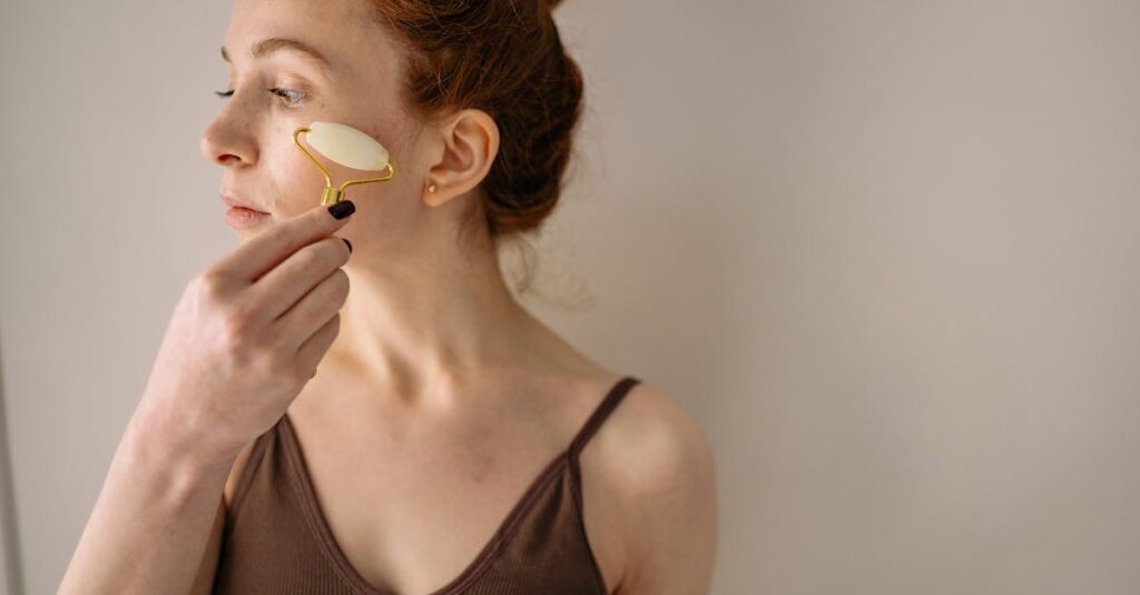 顔のたるみに即効性があるマッサージを行う女性の手順