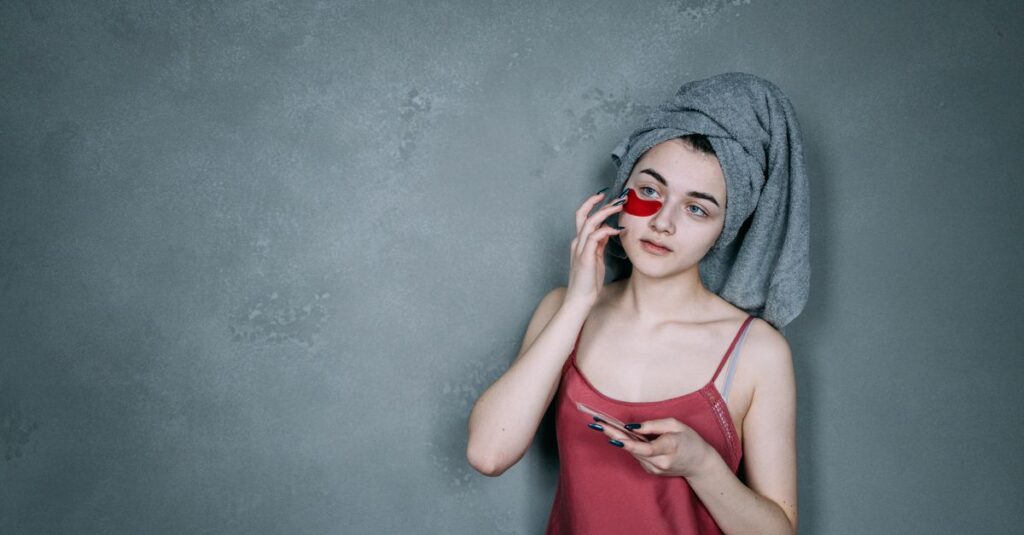 20代女性が顔のたるみ予防ケアをしているイメージ
