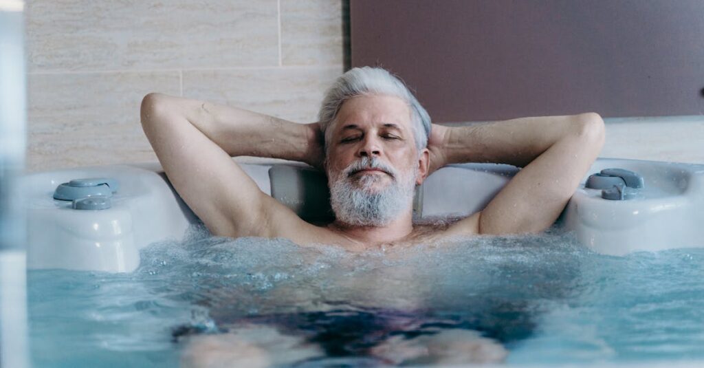 顔のたるみに効果的なエイジングケア美容液を使う女性