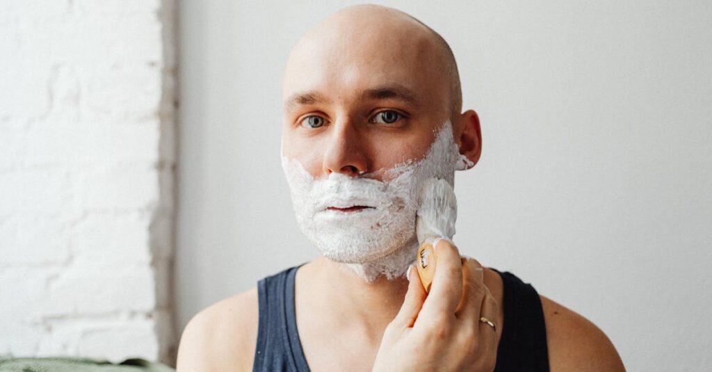 顔のたるみを防ぐために1日1分から始められる習慣を実践する女性