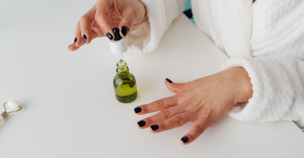 保湿成分のCICAやセラミド、ナイアシンアミドなどが描かれた美容液成分のイメージ図。