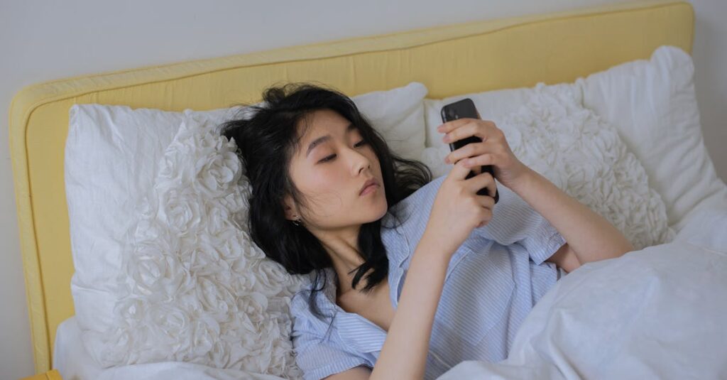 スマホや枕カバーの汚れが大人ニキビの原因になることを示すイラスト