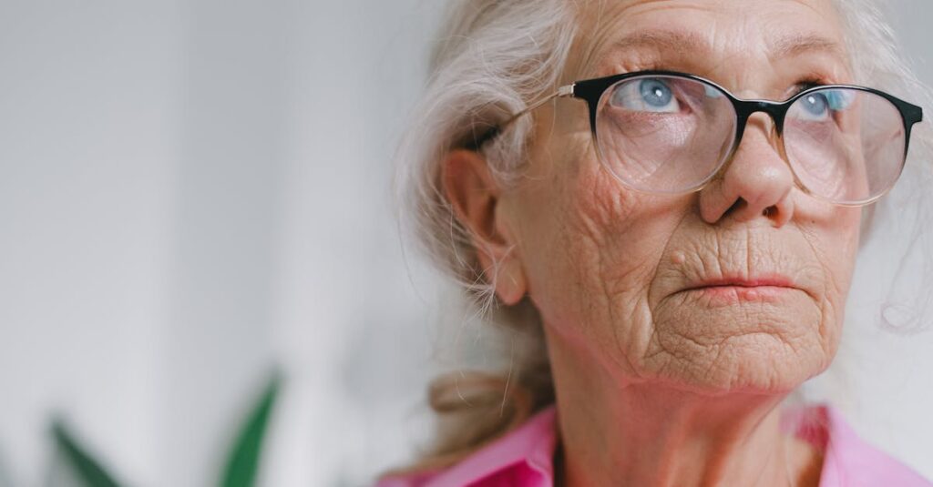 顔のたるみが老け見えに与える影響とその確認方法を解説する女性の顔の図解