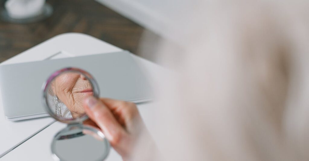 加齢によって肌質が変化し乾燥肌が悪化する過程を解説する図