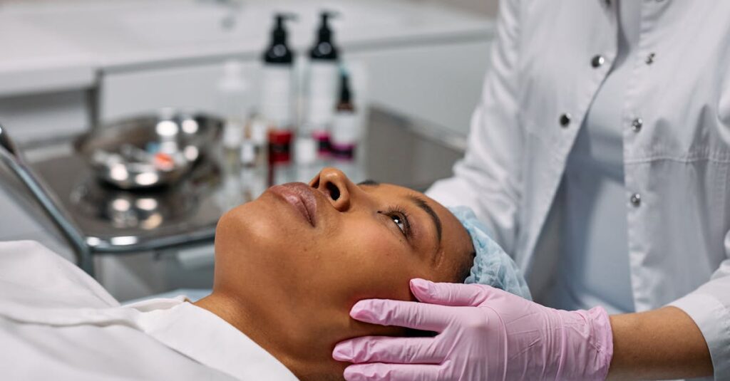 市販薬や皮膚科だけでは治らないニキビに悩む人に向けた最新治療のイメージ。オンライン診療や漢方の選択肢を示す。