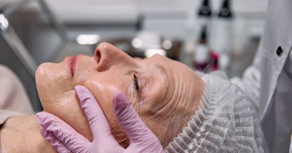 40代女性が顔のたるみをケアする様子とその改善方法