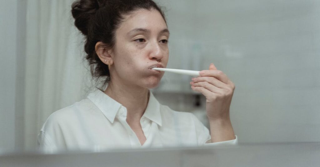 顔のたるみを防ぐ日々の美容習慣を継続している女性