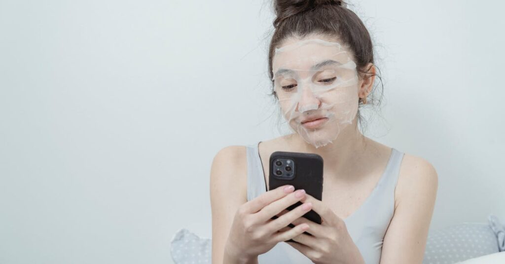 スキンケア商品を公式サイトやECモールで比較しながら購入しているイメージ画像。