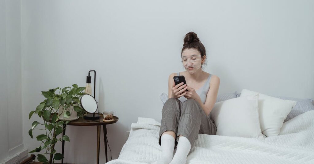 スマホや枕カバーの汚れが大人ニキビの原因になることを示すイラスト