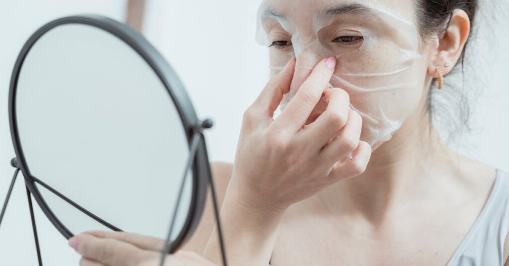 顔のたるみに効果的なエイジングケア美容液を使う女性