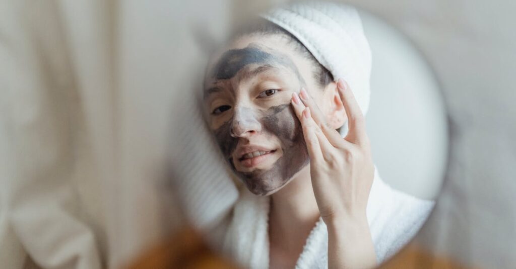顔のたるみを防ぐ日々の美容習慣を継続している女性