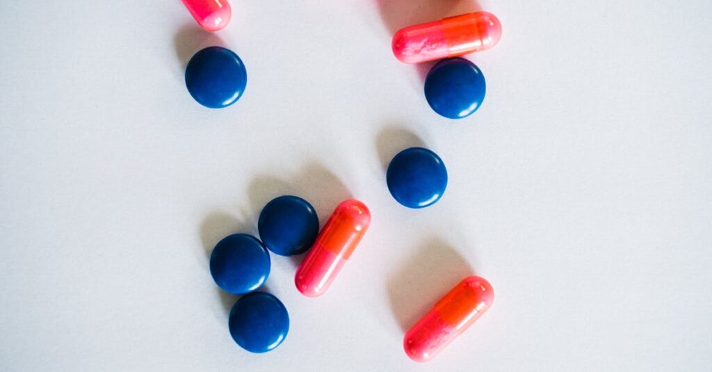 市販薬と医師の処方薬の違いを比較しているシミ治療の選択イメージ