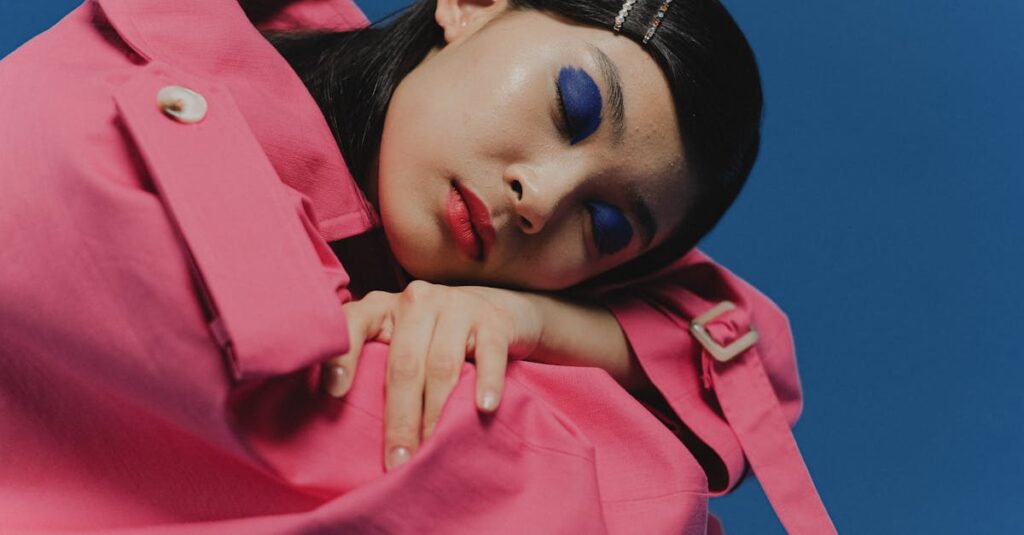 メイクを落とさず寝ることで大人ニキビが悪化する仕組みを示す図解