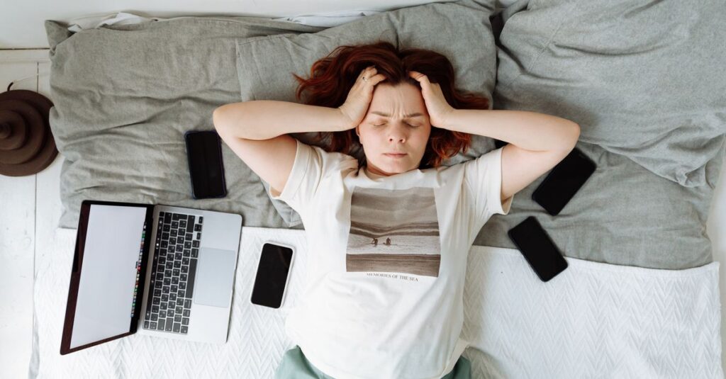 睡眠不足とストレスによって肌に悪影響が出ている女性のイメージ画像