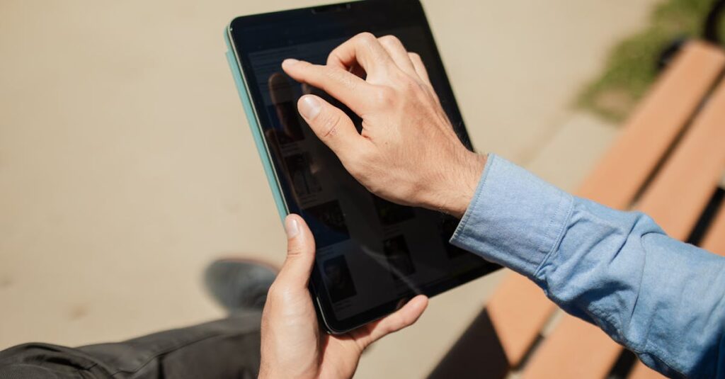 美容液を使う女性が手のひらで頬を包み込むようにケアしている様子。使用感のやさしさが伝わる。