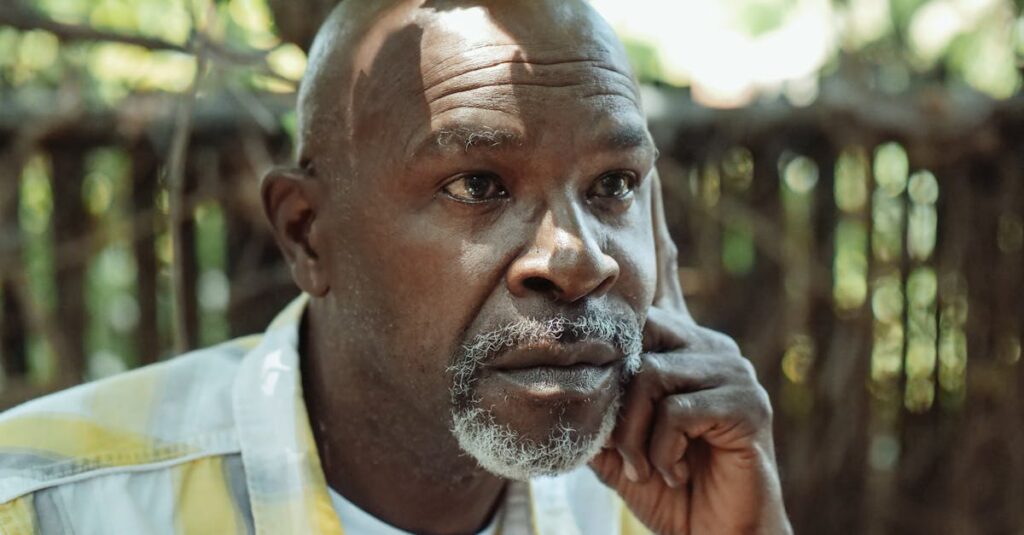 顔のたるみが老け見えに与える影響とその確認方法を解説する女性の顔の図解