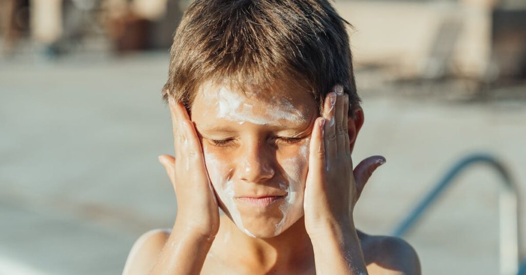 紫外線対策として日焼け止め・帽子・日傘などを活用している様子のイメージ画像