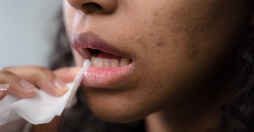 肝臓や腎臓の機能が肌に影響し大人ニキビになることを示す図