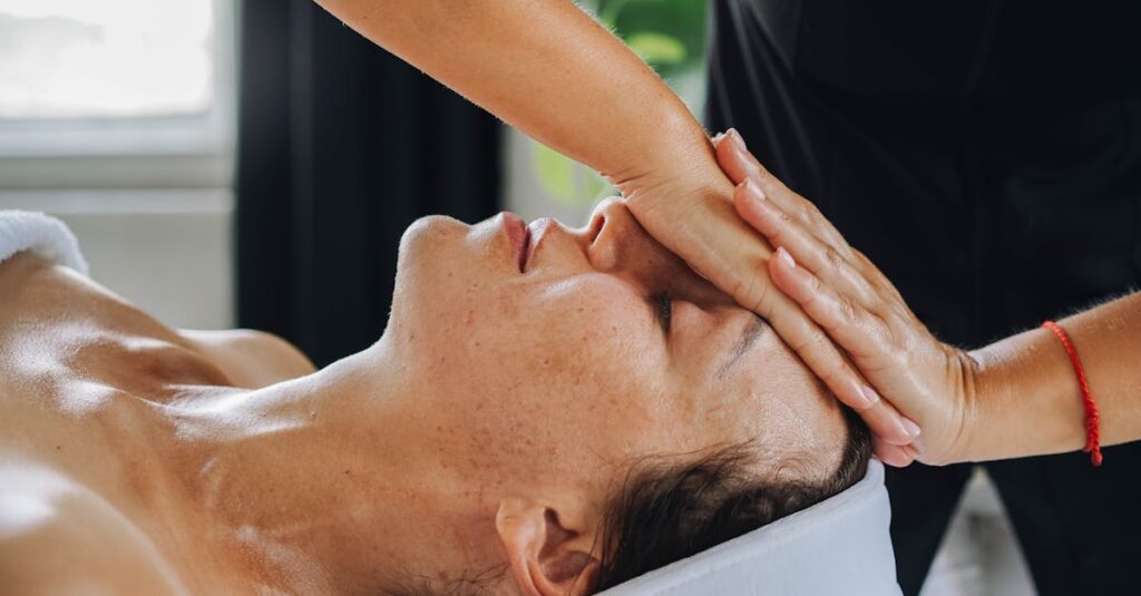 顔のたるみに即効性があるマッサージを行う女性の手順