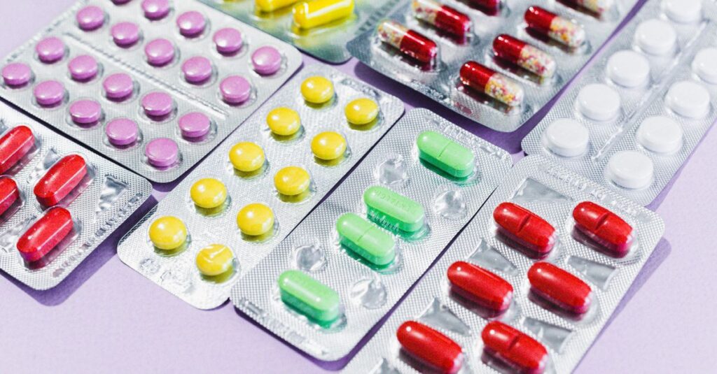 市販薬と医師の処方薬の違いを比較しているシミ治療の選択イメージ