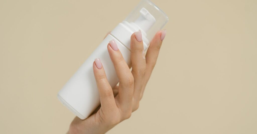 Cica成分配合のダーマヒットセラム５美容液のボトルと清潔感ある背景のイメージ。