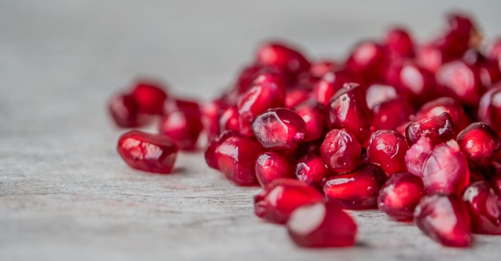 ビタミンCとEを多く含む食品と食事のイメージ（果物、野菜、ナッツなど）