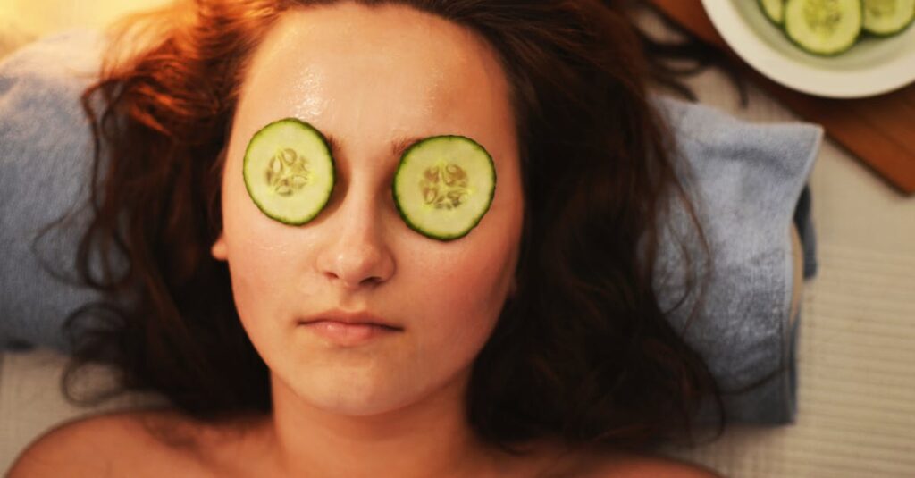 顔のたるみ予防に役立つ生活習慣を実践する女性のイメージ