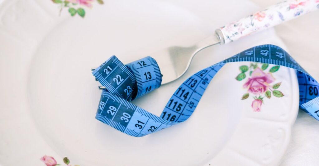 正月太りをすぐ戻すために体質や行動パターンの違いを分析する女性のイメージ