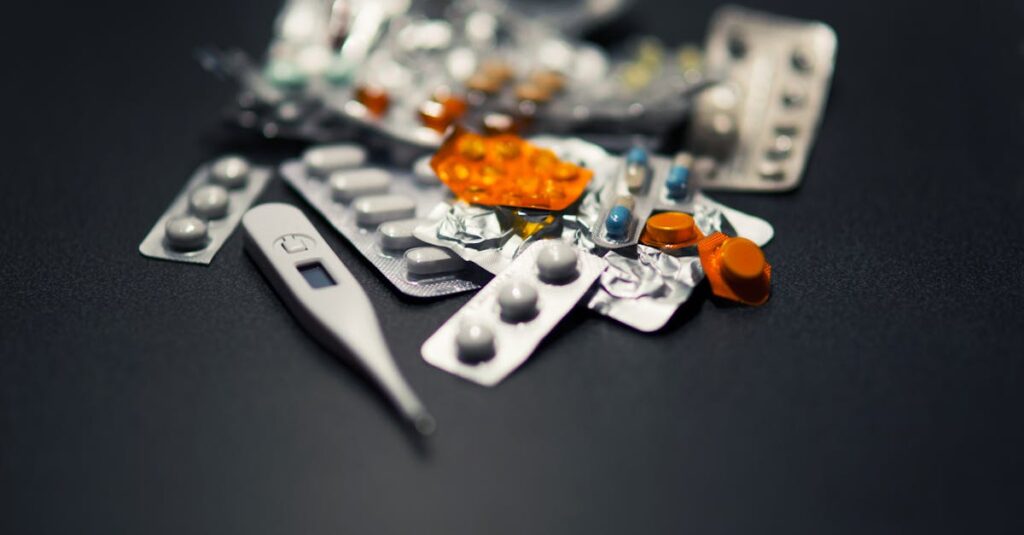 ドラッグストアで販売されている一般的なニキビケア商品を並べた陳列棚の写真。価格帯や特徴が伝わる構成