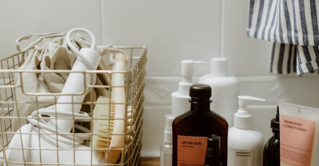 店頭のドラッグストアでクレンジングオイルの陳列棚を探す女性