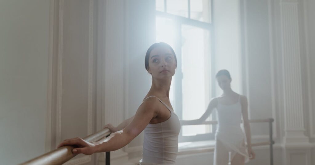 HIPHOPダンスで汗をかきながら楽しく運動する初心者女性たち。脂肪燃焼に最適なクラス