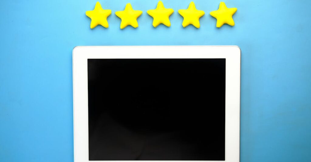 SNSやレビューサイトでマイナチュレの評判をチェックする様子