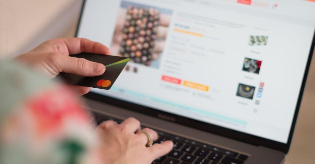 スキンケア商品をオンラインで購入しようとしている女性のイメージ