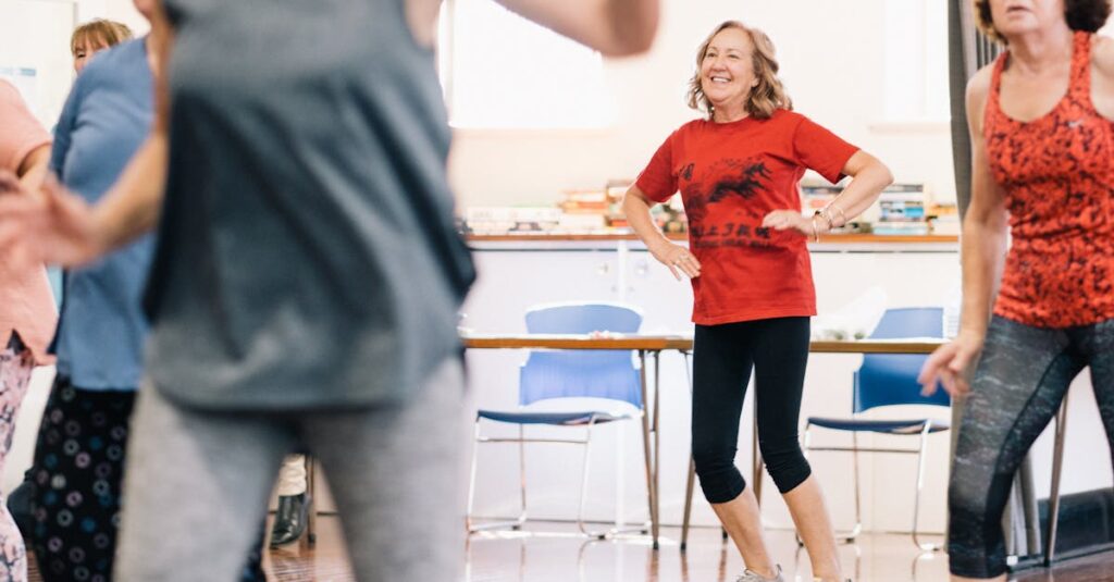 同年代の女性たちが楽しく交流しているダンスレッスンの様子。アットホームな雰囲気