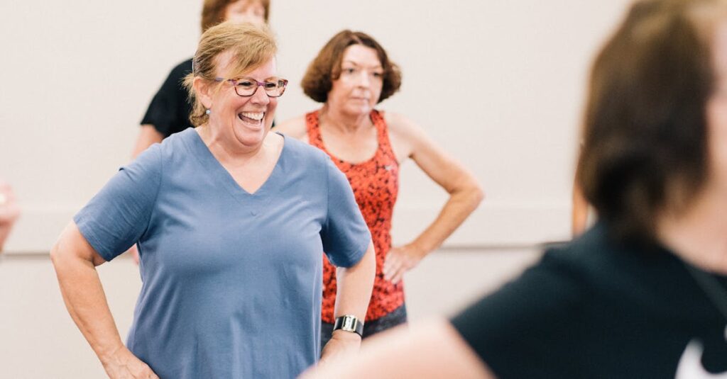 同年代の女性たちが楽しく交流しているダンスレッスンの様子。アットホームな雰囲気