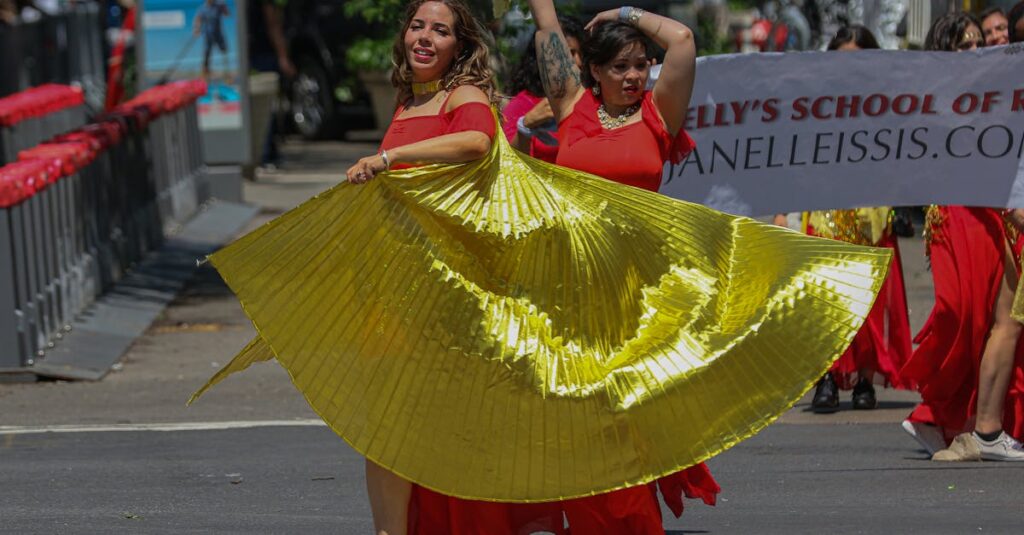 仕事帰りにダンスレッスンへ向かう女性。夜でも安心して通える時間帯のクラス