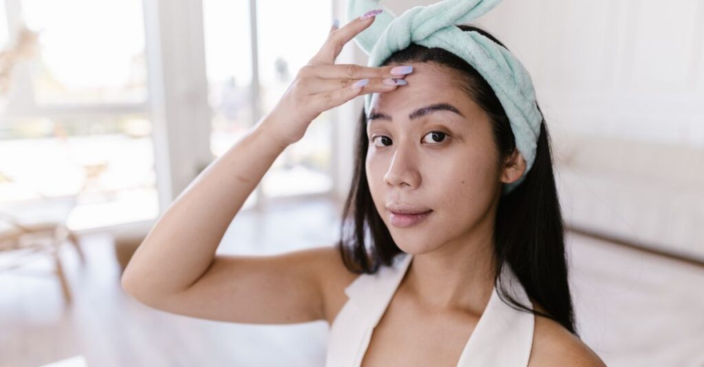 朝起きて肌のしっとり感とハリを実感する女性のイメージ