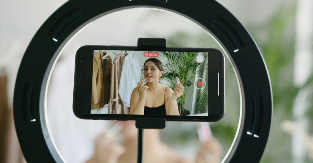 美容インフルエンサーがクレンジング製品を紹介している様子