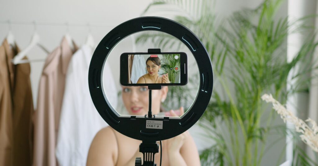 SNSやレビューサイトに投稿されたBELLUMOREの口コミを参照する男性の様子