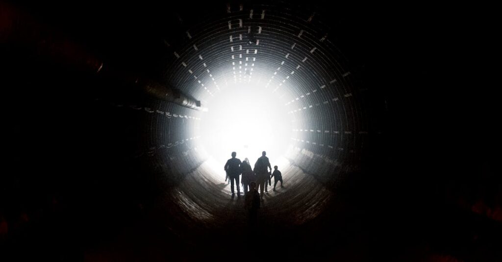 スキンケアトライアルキットの使用後に満足して判断を下す女性のイメージ