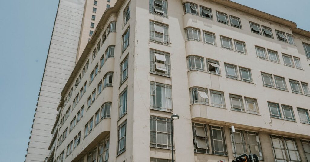 駅近に立地する大美会クリニックの外観