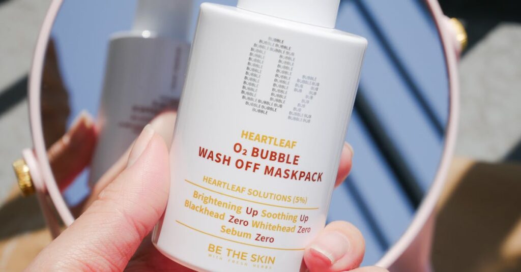 あきゅらいずの使用感と肌の変化をレビューする女性